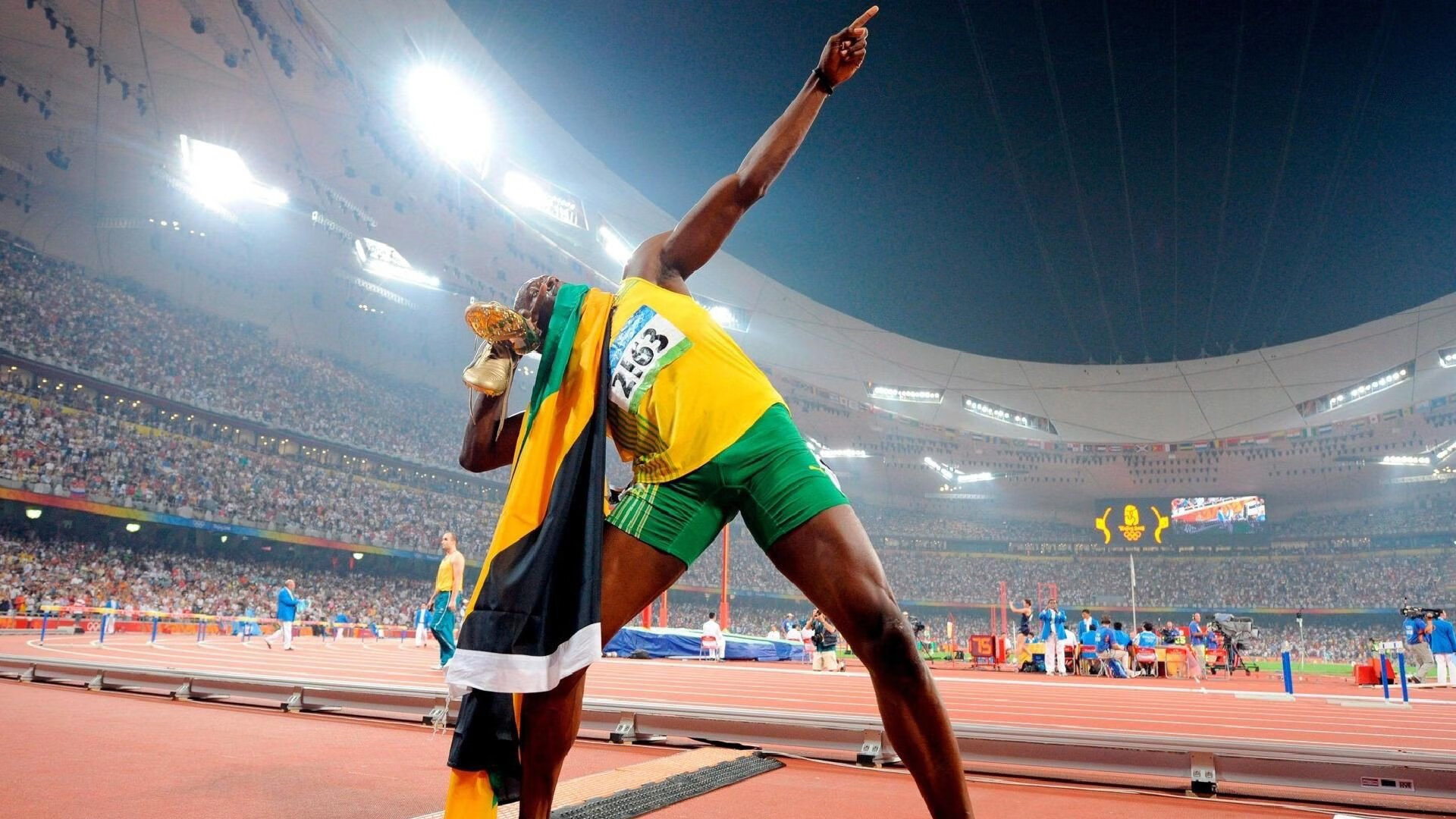 C罗亲吻国旗庆祝晋级决赛，c罗情侣